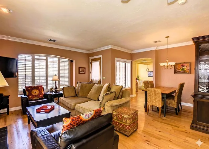 Holiday home The Cottage-near Downtown Historic Courthouse Square *