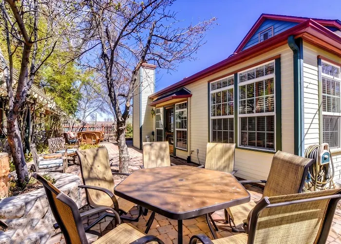 The Cottage-near Downtown Historic Courthouse Square *